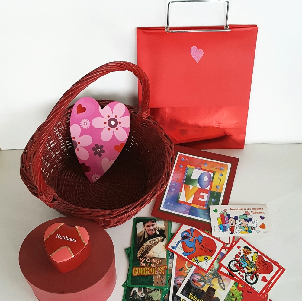 Valentine Hearts Bundle Red Wicker Basket Gift Boxes Cards Gift Bag Romantic - Picture 4 of 10